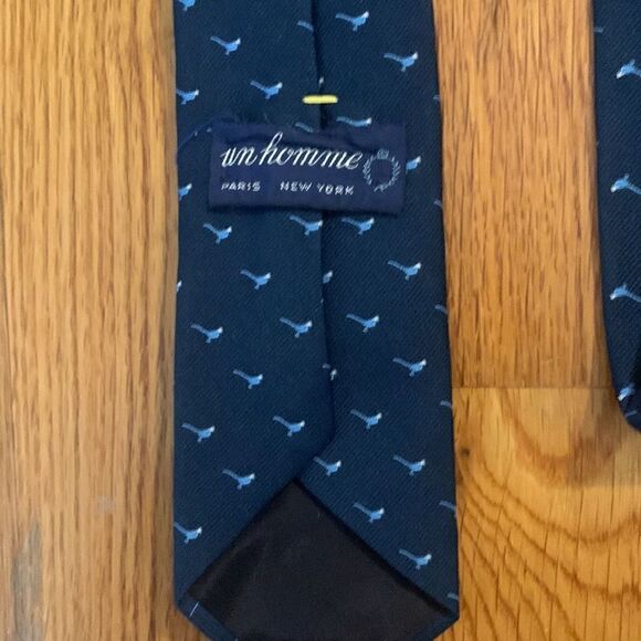 GUC un homme navy blue with blue bird’s necktie! - Picture 3 of 3